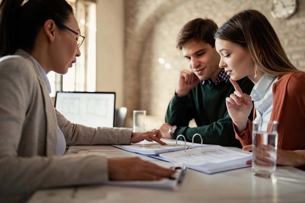 Lender meeting with couple.